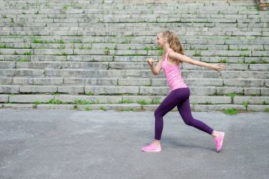 Fotokopi alanı konsepti spor sporu sağlık sağlık sağlığı zayıflama kardiyo antrenmanı sağlık koşusu sağlığıyla aktif koşan genç bayan sporcu yan görünümü.