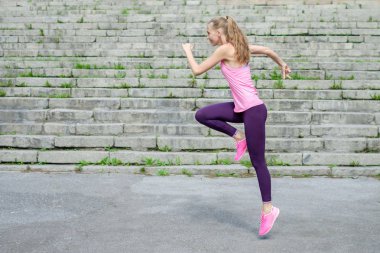 Fotokopi alanı konsepti spor sporu sağlık sağlık sağlığı zayıflama kardiyo antrenmanı sağlık koşusu sağlığıyla aktif koşan genç bayan sporcu yan görünümü.