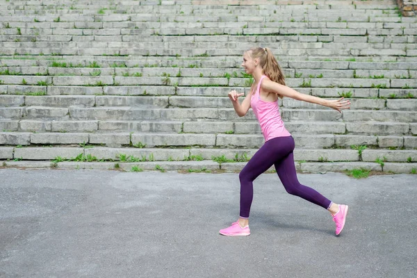 Fotokopi alanı konsepti spor sporu sağlık sağlık sağlığı zayıflama kardiyo antrenmanı sağlık koşusu sağlığıyla aktif koşan genç bayan sporcu yan görünümü.