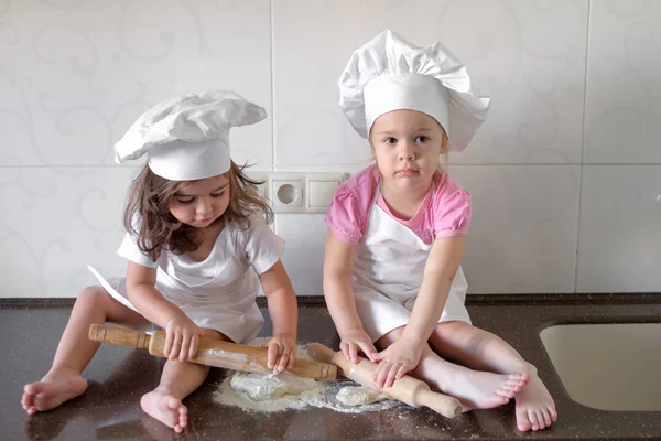 Mutlu aile komik çocuklar hamuru hazırlıyorlar, mutfakta kurabiye pişiriyorlar. — Stok fotoğraf