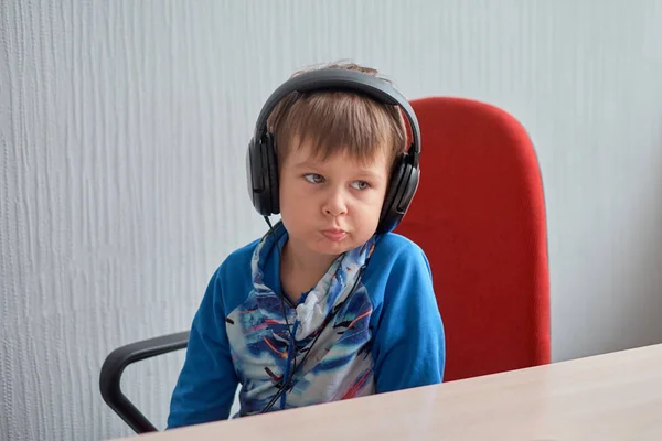 Vrije tijd, onderwijs, kinderen, technologie en mensen concept - jongen met computer en koptelefoon op kantoor — Stockfoto