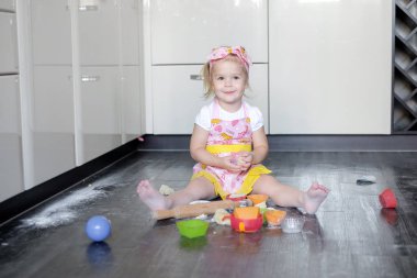 küçük bir kız evde mutfakta kurabiye hazırlama
