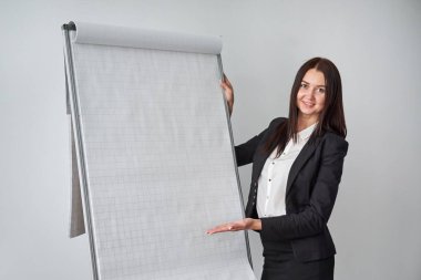 flipchart Office tarafından duran genç gülümseyen iş kadını portresi