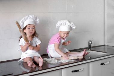 Komik çocuklar mutfakta hamur hazırlıyoruz. mutlu bir aile