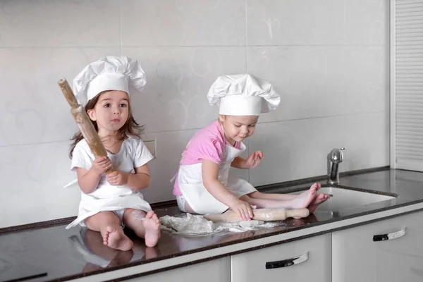Komik çocuklar mutfakta hamur hazırlıyoruz. mutlu bir aile — Stok fotoğraf