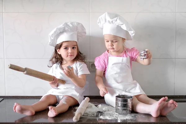 Забавные дети готовят тесто на кухне. счастливая семья — стоковое фото