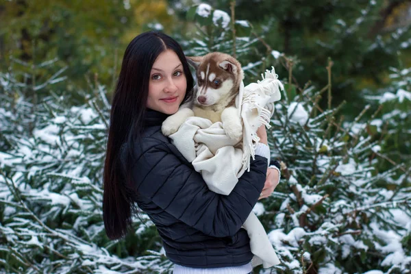 Stäng upp lycklig kvinna ägare och husky hund i vinterdag — Stockfoto