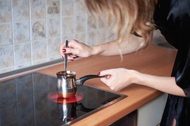 Bir ocakta - mutfak iç geleneksel bakır Türkiye'de kahve pişirme