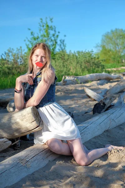 Schöne fröhliche junge Frau, die Spaß im Freien hat — Stockfoto