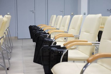 arka plan beyaz koltukları, konferans salonunda boş satır.