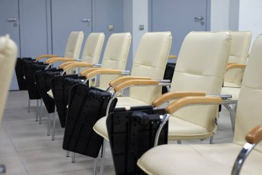 arka plan beyaz koltukları, konferans salonunda boş satır.