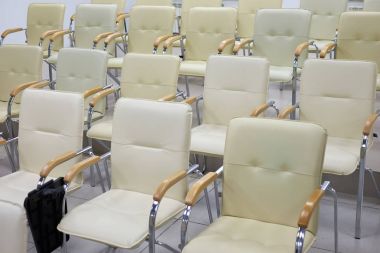 arka plan beyaz koltukları, konferans salonunda boş satır.