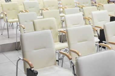arka plan beyaz koltukları, konferans salonunda boş satır.