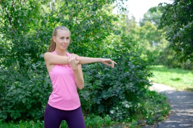 Kadın runner germe egzersiz yaparak güzel rakam ile