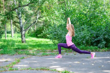 Kadın runner germe egzersiz yaparak güzel rakam ile