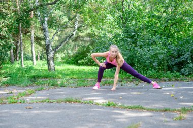 Kadın runner germe egzersiz yaparak güzel rakam ile