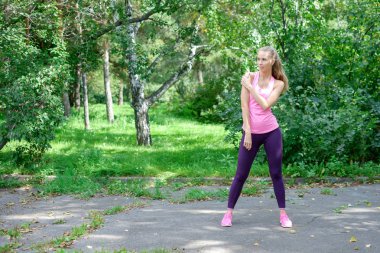 Kadın runner germe egzersiz yaparak güzel rakam ile