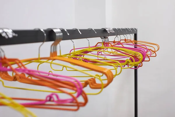 Красочная пластиковая вешалка для одежды — стоковое фото