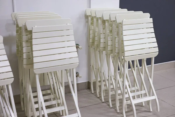 Halom fehér összecsukható székek iroda — Stock Fotó
