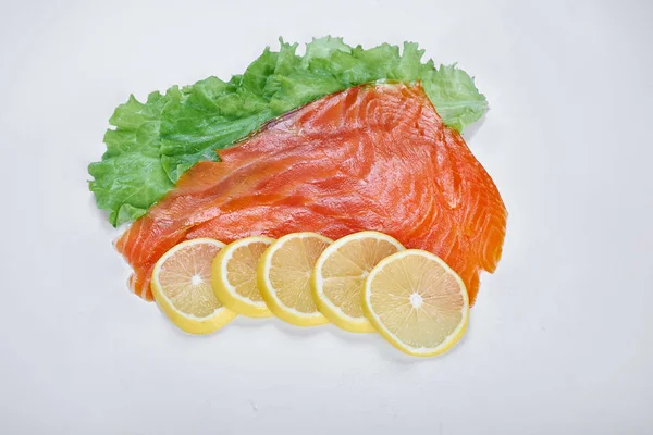Филе копченой красной рыбы с лимоном и травами, изолированный белый фон — стоковое фото