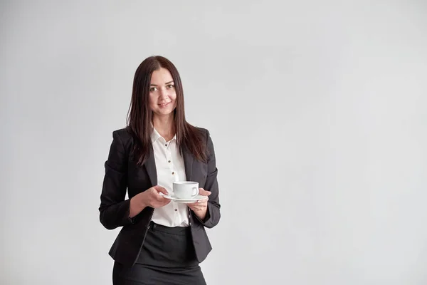 Офисный работник предлагает вам чашку кофе или чая на белом фоне — стоковое фото