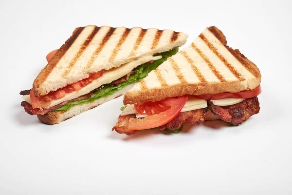 Sanduíche fresco fechar com legumes e carne isolada no fundo branco — Fotografia de Stock