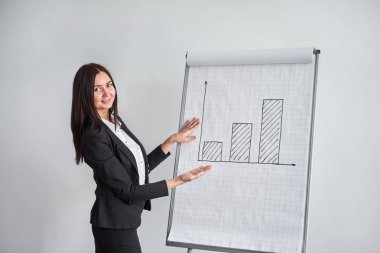 Diyagramı işaret iş kadını ofiste, grafik