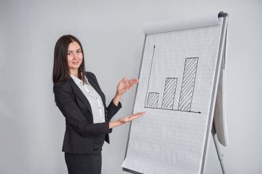 Diyagramı işaret iş kadını ofiste, grafik