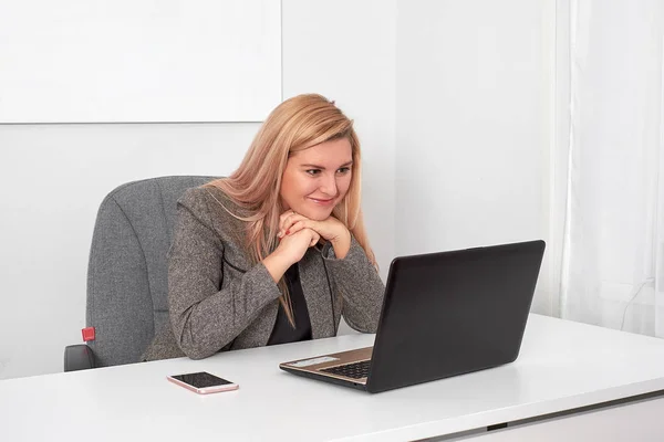 Όμορφη γυναίκα λειτουργεί πίσω από το φορητό υπολογιστή στο γραφείο — Φωτογραφία Αρχείου