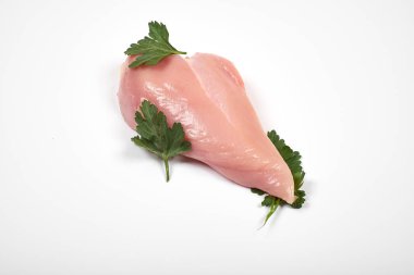 Beyaz arkaplanda çiğ tavuk göğsü filetoları var.