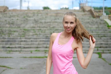 kadın parkta germe egzersiz yaparak