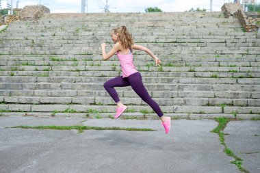 kadın parkta germe egzersiz yaparak