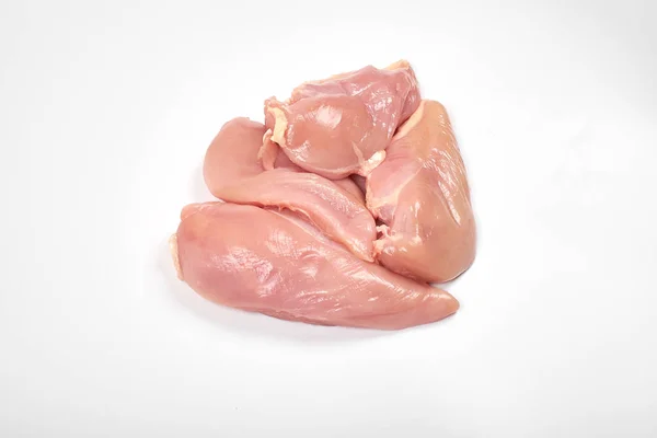 Filés de peito de frango cru isolado no fundo branco — Fotografia de Stock