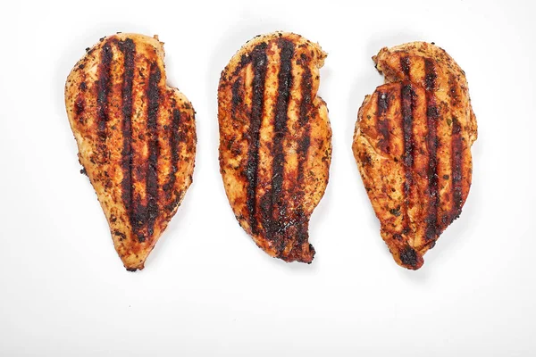 Carne di pollo. Pezzi di filetto alla griglia isolati su sfondo bianco . — Foto Stock