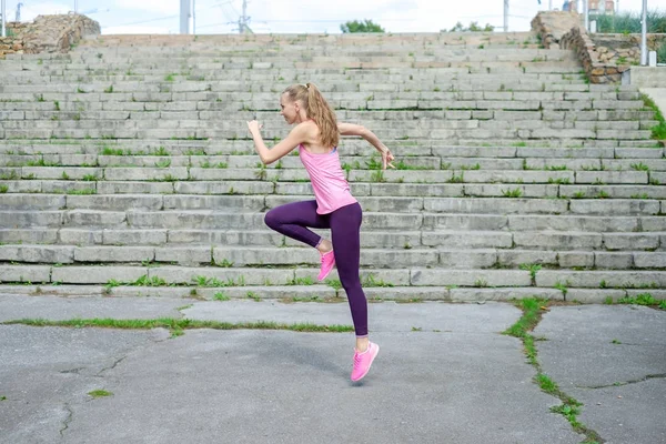 Mujer haciendo ejercicio de estiramiento en parque —  Fotos de Stock