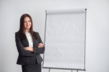 güzel iş kadını iş takım bilgileri flipchart üzerinde gösterilen