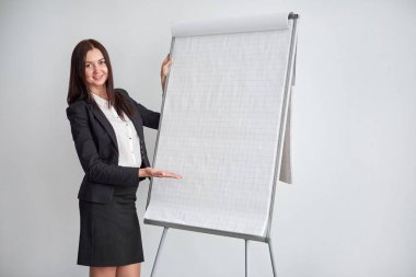 güzel iş kadını iş takım bilgileri flipchart üzerinde gösterilen