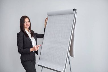 güzel iş kadını iş takım bilgileri flipchart üzerinde gösterilen