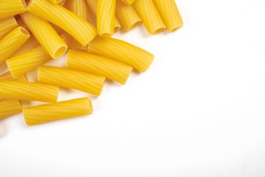 Beyaz arka plan üzerinde izole rigatoni İtalyan makarna