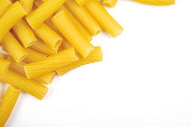 Beyaz arka plan üzerinde izole rigatoni İtalyan makarna