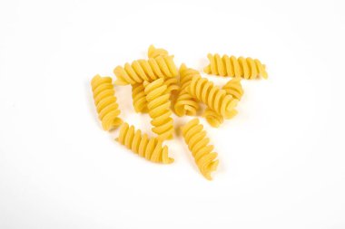 Beyaz arka plan üzerinde izole düdük pişmemiş makarna erişte