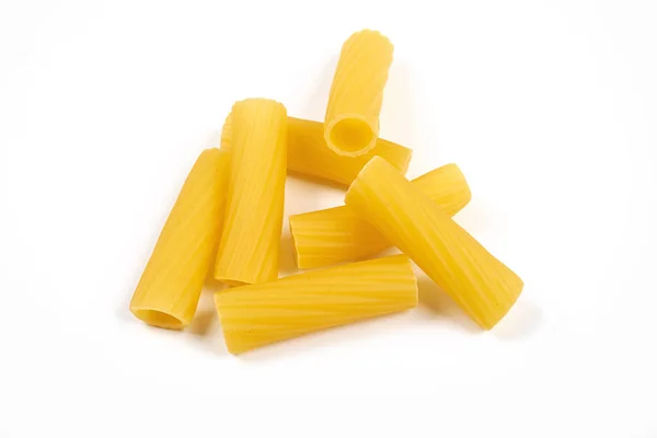 Rigatoni pasta italiana aislada sobre fondo blanco —  Fotos de Stock