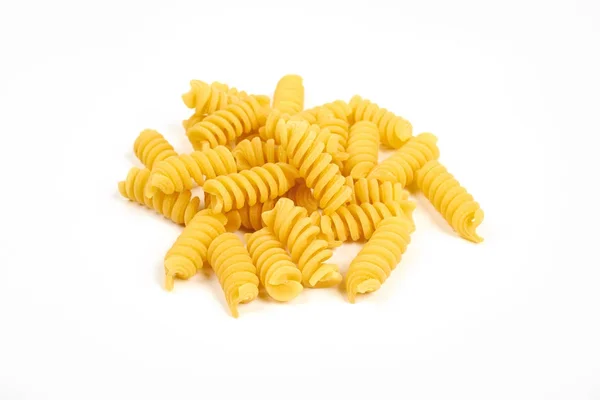 생 쌀된 fusilli 파스타 국수 흰색 배경에 고립 — 스톡 사진