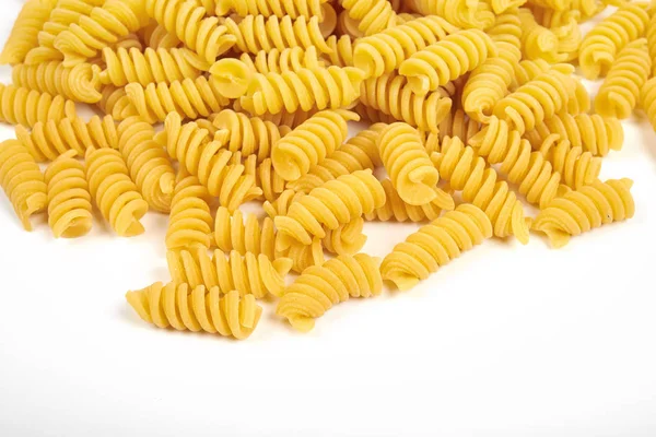 Fideos de pasta de fusilli sin cocer aislados sobre fondo blanco — Foto de Stock