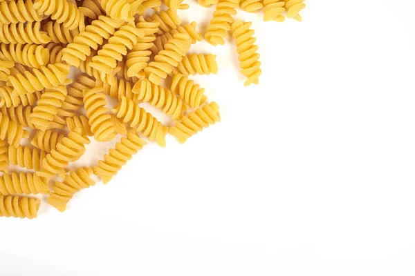 Fideos de pasta de fusilli sin cocer aislados sobre fondo blanco — Foto de Stock