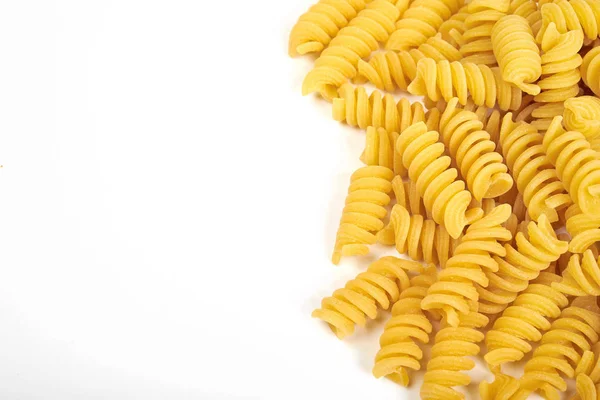 Mi pasta fusilli yang belum dimasak diisolasi dengan latar belakang putih — Stok Foto