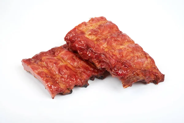 Costillas de cerdo asadas aisladas sobre fondo blanco — Foto de Stock