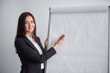 yazma ya da bir şey flip grafik üzerinde çizim marker ile kadın yakın çekim