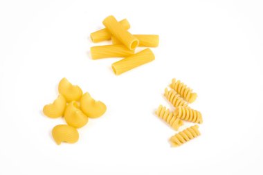 farklı türleri üzerinde beyaz izole makarna