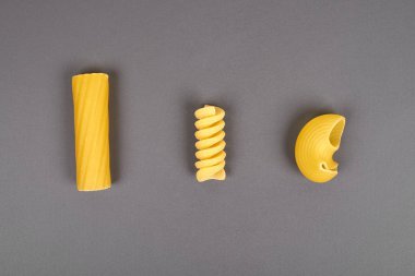 Farklı gri izole makarna